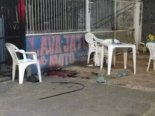Sangue de Cristian na calçada, ao lado de conveniência onde ele foi baleado (Foto: Direto das Ruas)