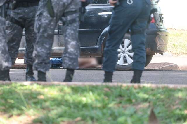 Dupla em moto executa homem com 12 tiros de 9mm