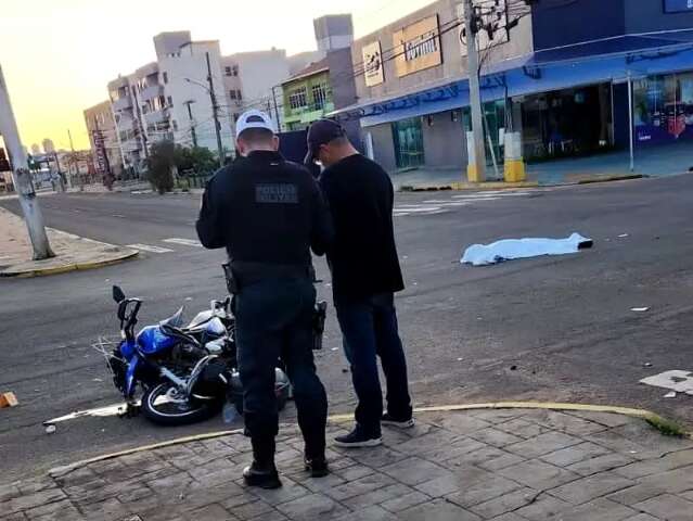 Jovem morre ao ser arremessado ap&oacute;s colis&atilde;o de moto e caminhonete