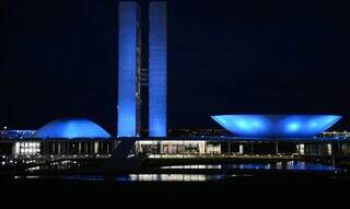 Prédio do Congresso, em Brasília, iluminado com a cor azul, em alusão ao Novembro Azul, mês de prevenção ao câncer de próstata. (Foto: Agência Brasil)