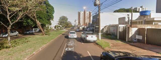 Ciclista bate em porta de carro aberta e morre