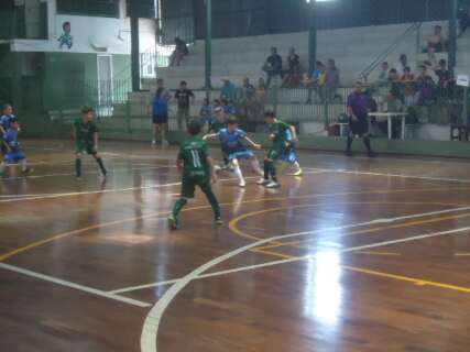 Copa Pelezinho de Futsal tem rodada com cinco jogos e goleada neste sábado 