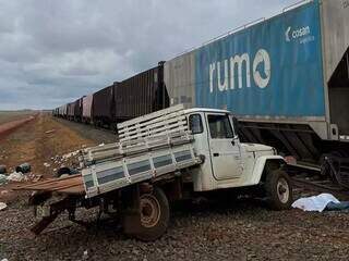 Motorista de caminhonete morre ao colidir ve&iacute;culo em trem