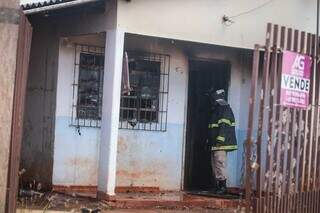 Durante discussão e atropelamento, casa foi incendiada (Foto: Marcos Maluf)