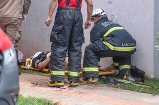 Vítima recebendo primeiros socorros antes de transferida para hospital (Foto: Marcos Maluf)