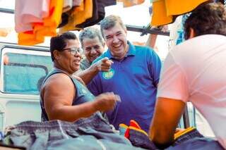 Candidato Eduardo Riedel (PSDB) na feira livre do Bairro Coophasul, em Campo Grande. (Foto: Saul Schramm/Divulgação)