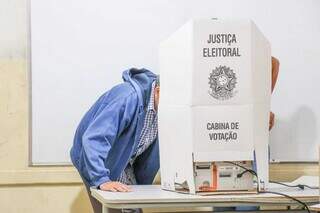 Homem vota durante primeiro turno das eleições, em Campo Grande. (Foto: Henrique Kawaminami)