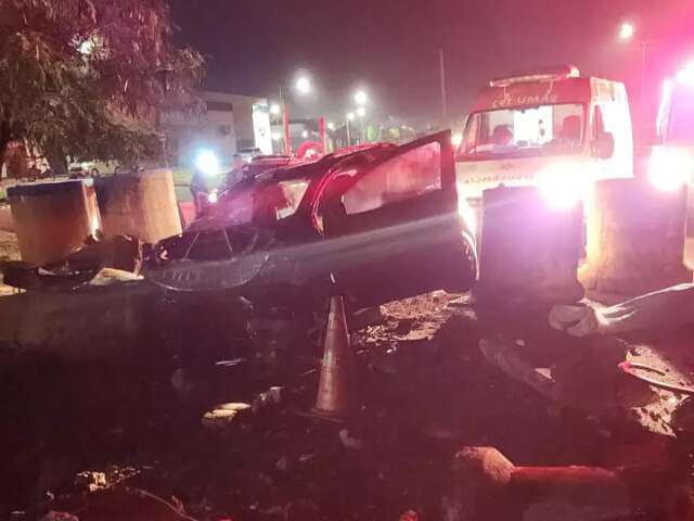Motorista morre ao colidir carro em tubula&ccedil;&otilde;es de concreto no S&atilde;o Conrado 