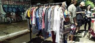 A partir das 17h, o empreendedor organiza as roupas que ficam no cabide ao ar livre. (Foto: Kísie Ainoã)