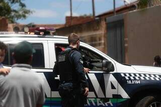 Polícia realiza buscas na região para tentar localizar o homem (Foto: Marcos Maluf)