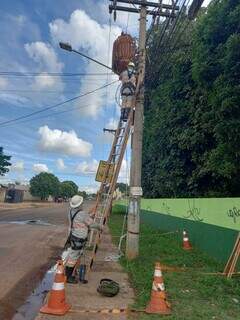 Funcionários da Energisa durante reparo de transformador. (Foto: Divulgação)