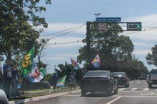 Cabos eleitorais com bandeiras nos Altos da Avenida Afonso Pena, em Campo Grande. (Foto: Marcos Maluf)
