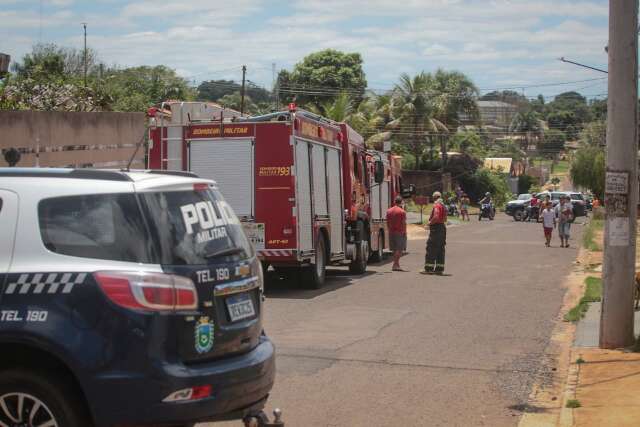 Homem atropela esposa com caminh&atilde;o guincho, incendeia casa e foge