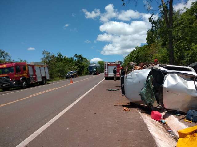 Motorista perde o controle, carro sai da pista e quatro pessoas ficam feridas