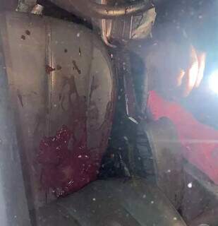 Sangue no banco do carro que a vítima conduzia (Foto: Direto das Ruas)