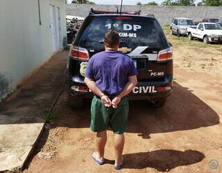 Homem foi levado para a Delegacia de Polícia Civil em Coxim. (Foto: Direto das Ruas)