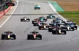 Pilotos na pista, durante corrida da Fórmula 1. (Foto: Reprodução/Fórmula 1)