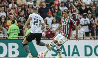 Jogadores do Fluminense e Botafogo disputam bola na partida deste domingo. (Foto: Reprodução/Fluminense)