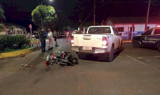 B&ecirc;bado e sem CNH, motociclista morre ap&oacute;s bater em caminhonete