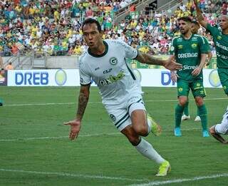 Vinicius comemora gol marcado neste domingo. (Foto: Reprodução/Goiás)