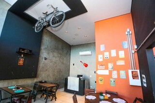 Decoração criativa tem bicicleta no teto que chama a atenção. (Foto: Marcos Maluf)