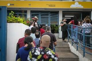 Trabalhadores na fila da agência de empregos. (Foto: Marcos Maluf/Arquivo)