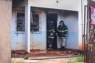 Homem ateou fogo na casa onde morava com a vítima e fugiu. (Foto: Marcos Maluf)