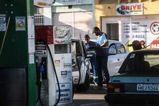 Frentista abastece veículo em posto de gasolina na Capital. (Foto: Marcos Maluf)