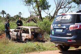 Carro furtado é encontrado incendiado em estrada vicinal Carro furtado é encontrado incendiado em estrada vicinal