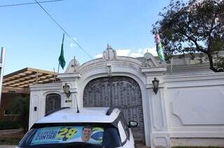 Fundos de mansão, na Rua da Paz, está enfeitado com bandeiras do Brasil e de Contar. (Foto: Paulo Francis)