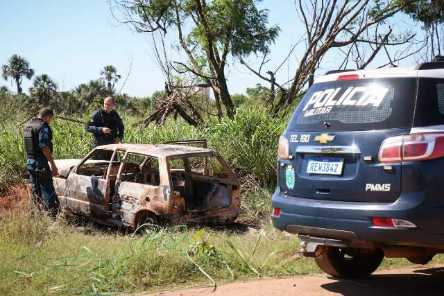 Carro furtado &eacute; encontrado incendiado em estrada vicinal 