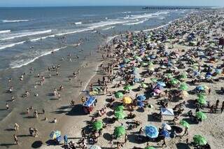 Sol e praia: A temporada de calor que marca o pico de demanda do turismo no Brasil vai começar no dia 21 de dezembro (Foto: Reprodução)