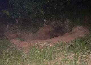 Corpo carbonizado estava em buraco no município de Três Lagoas. (Foto: Reprodução/Rádio Caçula)