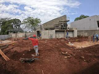 Espaço multiuso em obras, no Parque dos Poderes (Foto: Edemir Rodrigues)