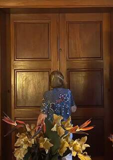 Dona Phaenna abrindo as enormes portas que levam ao passado das festas na casa. (Foto: Thaila Torres)