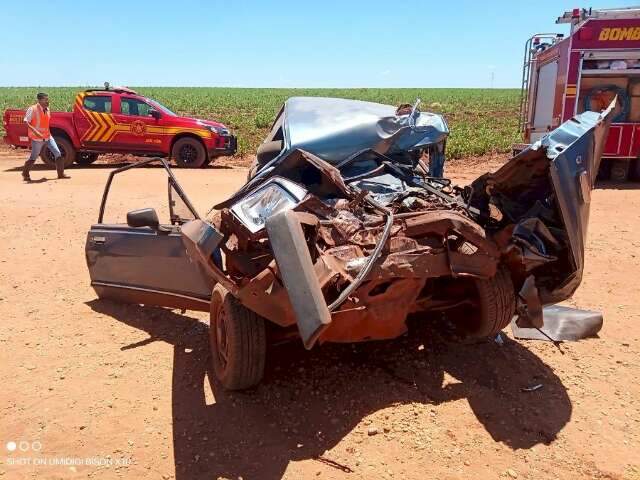 Motorista morre ap&oacute;s colidir Belina contra carreta em estrada vicinal