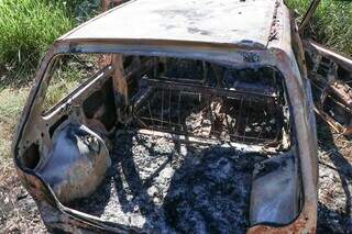 Carro furtado &eacute; encontrado incendiado em estrada vicinal 