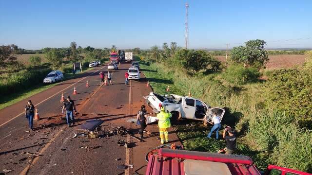 Colis&atilde;o entre &ocirc;nibus e Hilux termina com 3 mortos na BR-163 