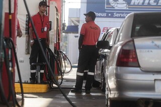 Frentistas em posto de combustível na Capital (Foto: Marcos Maluf)