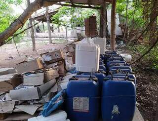 Embalagens de agrotóxico foram encontradas em local inadequado de armazenamento. (Foto: PMA / Divulgação)