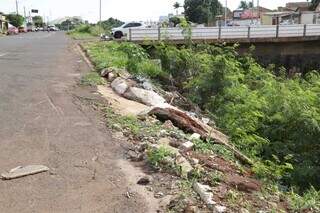 Trecho da avenida Ernesto Geisel cuja margem no sentido bairro/centro está caindo e já provocando rachaduras na pista. (Foto: Kísie Ainoã)