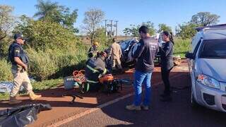 Bombeiros retiram corpo de Hilux que bateu de frente com ônibus na BR-163 (Foto: Adilson Domingos)