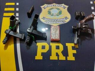 Armamento e munições apreendido pela PRF (Foto: Divulgação)