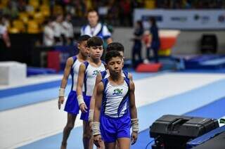 Meninos da Associação Pantanal Esportes que ficaram com o vice-campeonato (Foto: Luciano Muta)