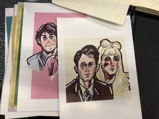 Artista trouxe ilustrações dos personagens da série The Office. (Foto: Jéssica Fernandes)
