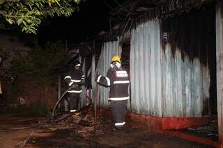 Bombeiros trabalhando no controle das chamas (Foto: Alex Machado)