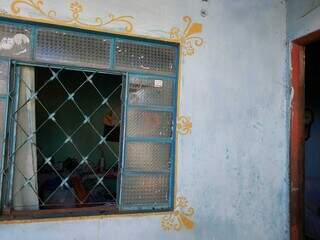Moldura foi pintada por Lilian em volta de janela. (Foto: Aletheya Alves)