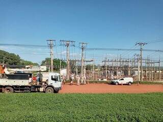 Técnicos da Energisa no local onde ocorreu o incidente às 4h40 (Foto: Sidney Assis, de Coxim)