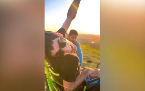 Com paralisia cerebral, Gabriel sobe morro e v&ecirc; p&ocirc;r do sol pela 1&ordf; vez