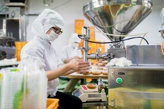 Produção de alimentos em indústria de Mato Grosso do Sul. (Foto: Divulgação / Fiems)